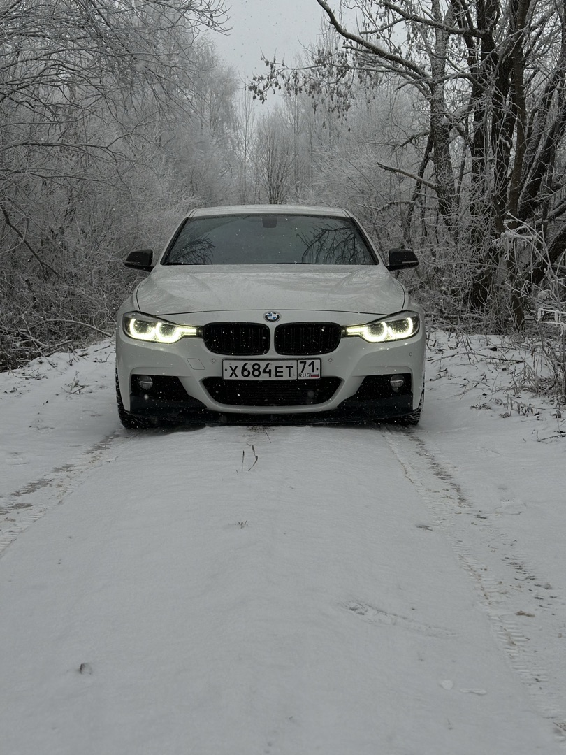 BMW F30 ночью, дальний кадр с городской подсветкой