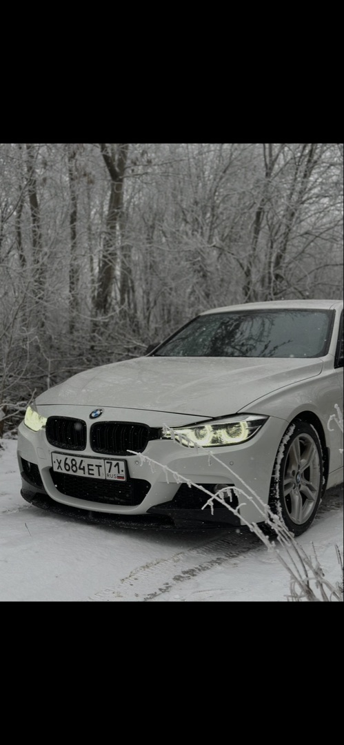BMW F30 ночью на дороге, общий план