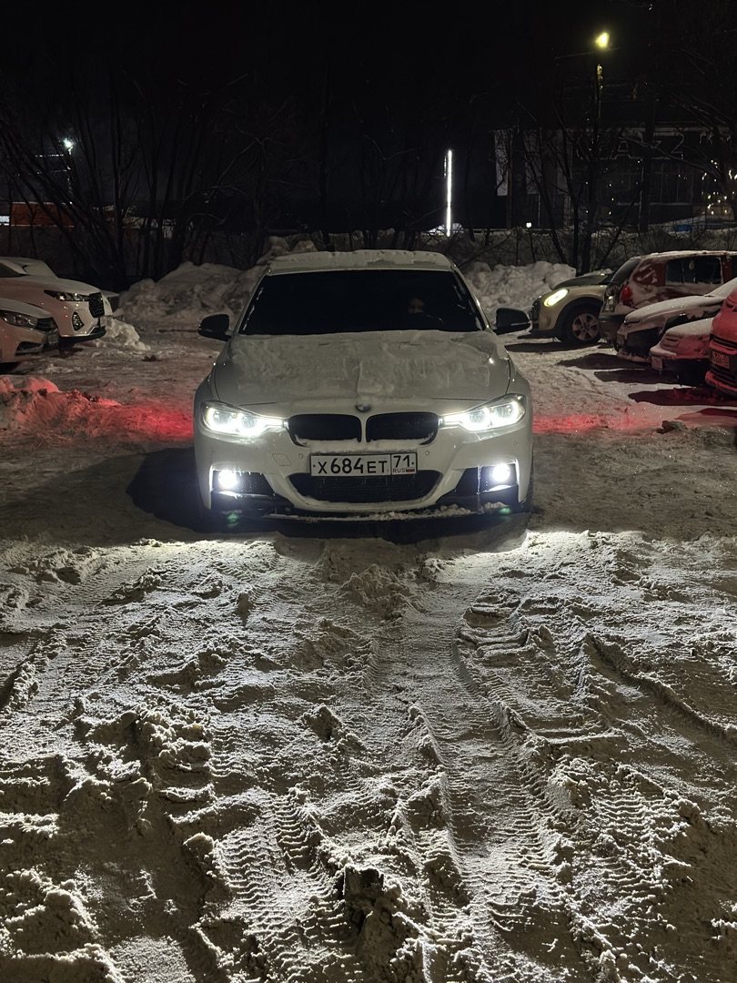 BMW F30 ночью, общий вид сбоку